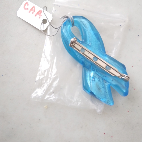 💥 CLOSET CLOSING SALE 💥 Acrylic Awareness Pin-Child Abuse Awareness - Picture 4 of 5